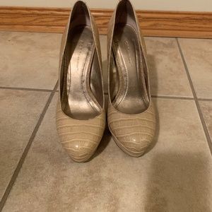 BCBGeneration tan "Jodie" Womens size 8